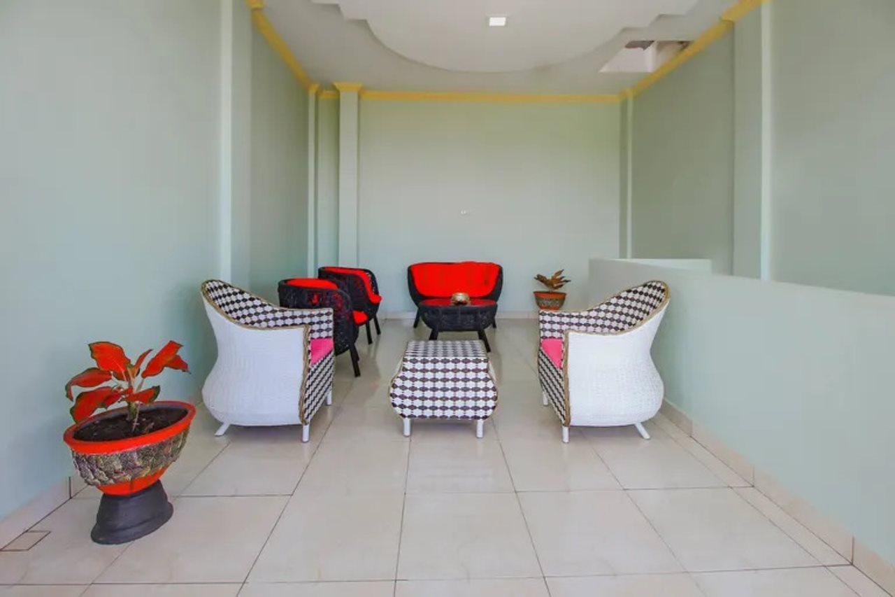 Oyo 90063 Silver Homestay Syariah Perabumulih Exterior foto